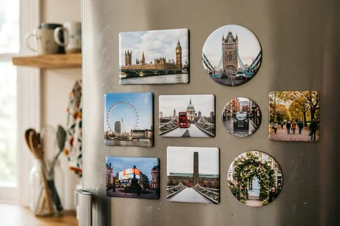 mixmags photo magnets london – several photo magnets of London landmarks in different shapes on a fridge door