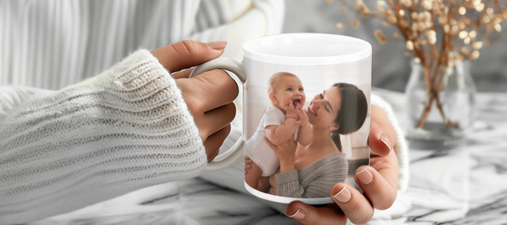 maquette de photo de tasse comme cadeau pour les couples