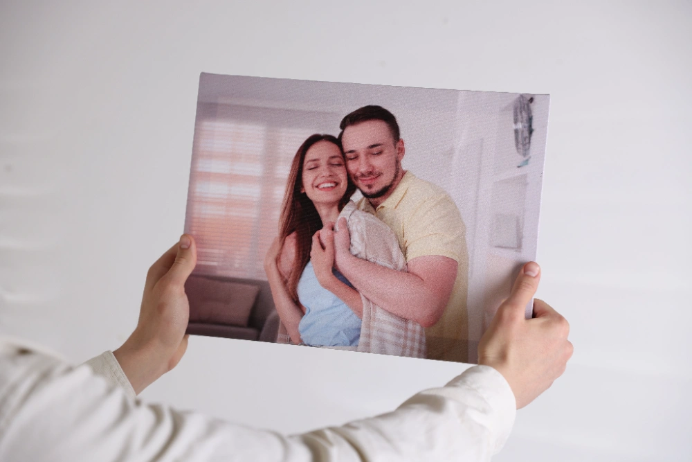 Toile photo personnalisée avec une photo de couple, une idée cadeau Saint Valentin femme ou homme, dans un intérieur moderne.