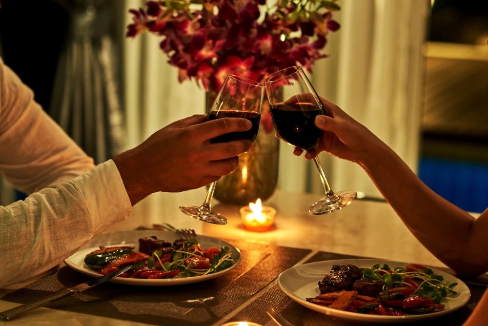 Couple heureux regardant une toile photo personnalisée, symbolisant l'amour et une surprise Saint Valentin réussie.