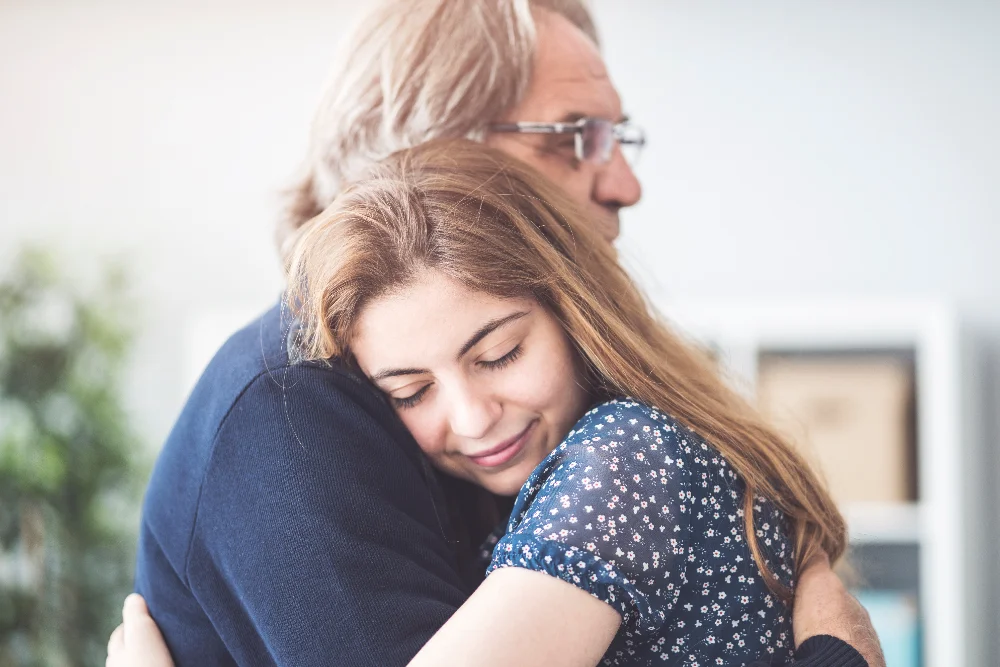 Une photo de famille, un père et sa fille souriants, symbolisant l'amour paternel et les citations papa touchantes