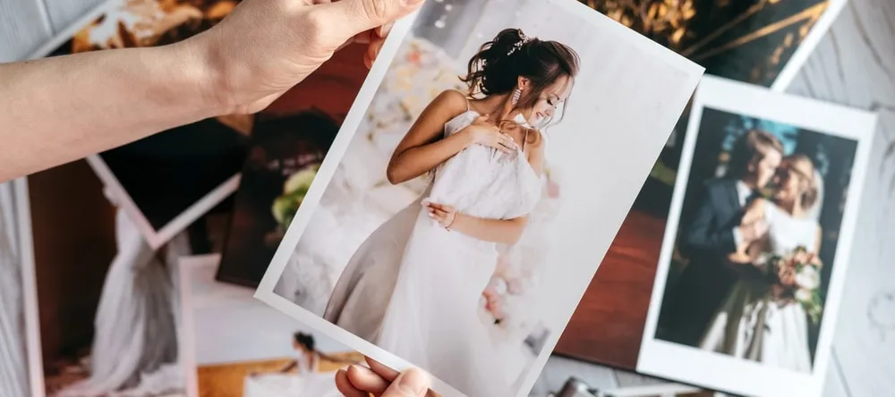 tableau de tirages photo mats sur une table