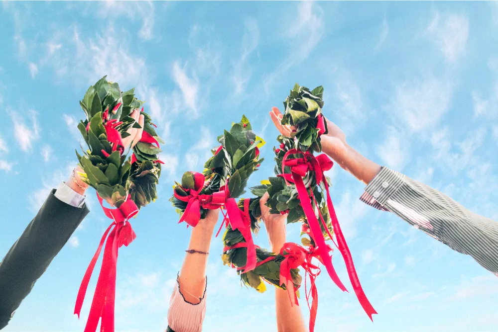 Gruppo di amici festeggia un neolaureato con papiro, tra risate e coriandoli, illustrando frasi laurea divertenti