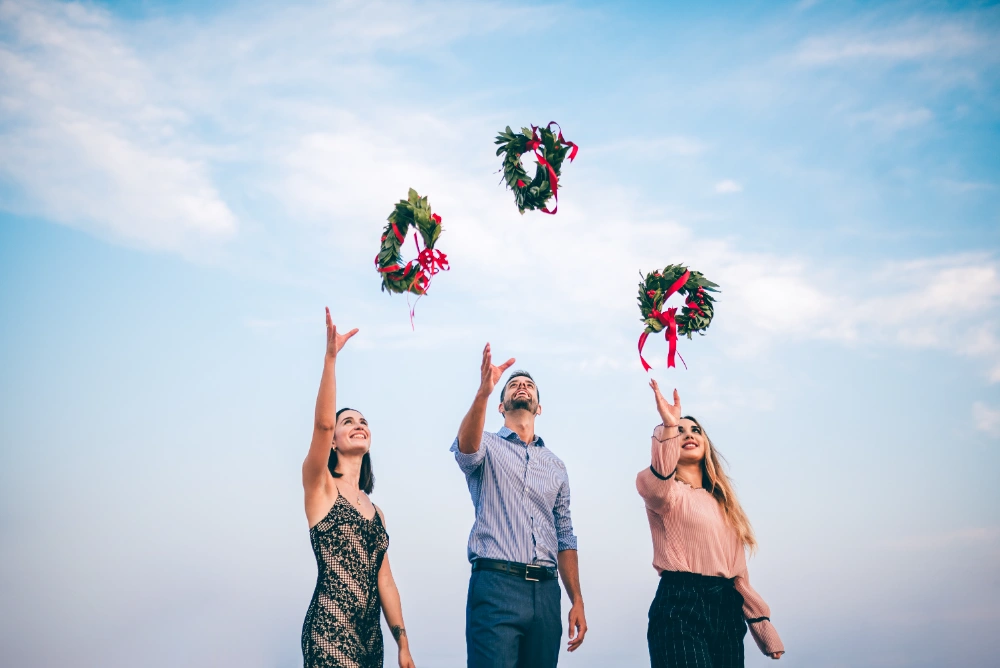 Gruppo di amiche celebra una laurea con brindisi e abbracci, simboleggiando frasi laurea amica e il forte legame