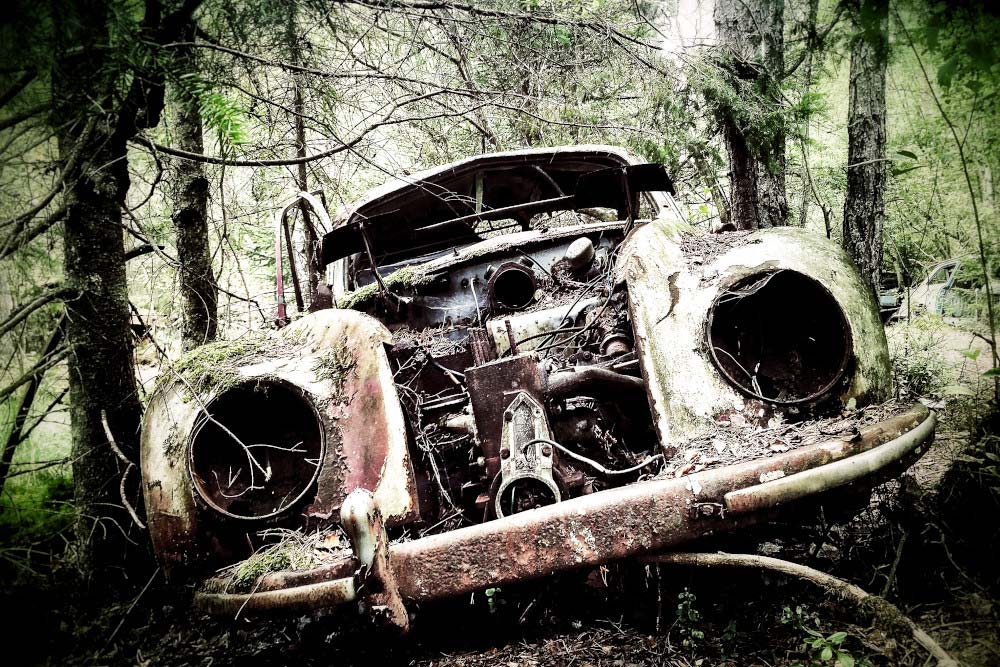 Zwei leere Scheinwerfer