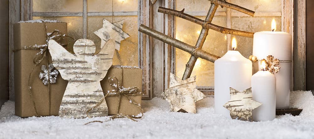 Verwende die typischen Motive wie Engel oder Sterne in deiner Deko