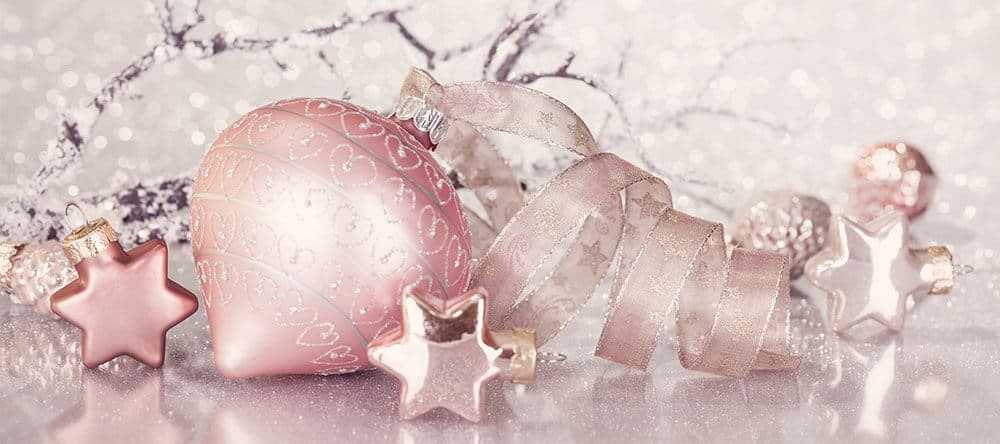 Im Trend: Weihnachtsdekoration in Pastellfarben und schön geformte Kugeln