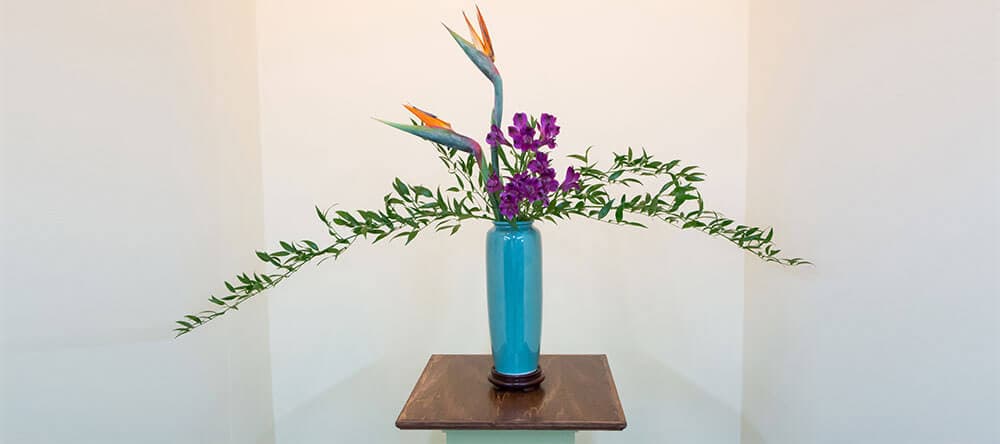 Die japanische Blumenkunst Ikebana bedeutet wörtlich „lebende Blumen“