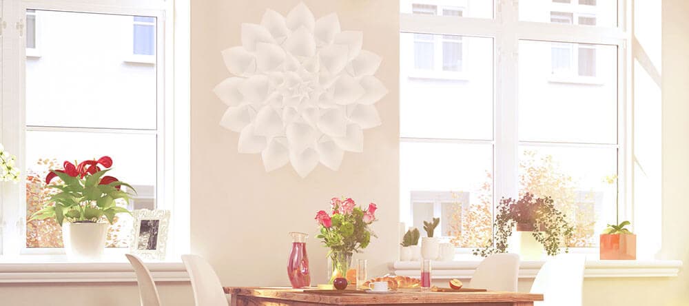 Alte Buchseiten zu Trichtern rollen und als Rosette verkleben – simpel und schön