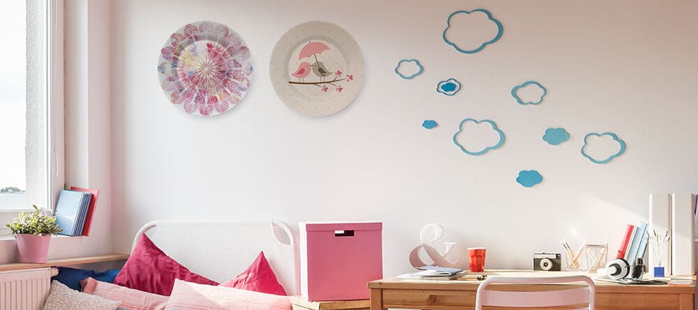 Ob von Oma oder ganz modern – Teller machen sich gut zwischen Leinwänden