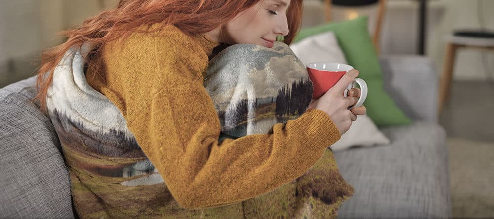 Warme Farben hellen die Stimmung auf – auch auf einer warmen Kuscheldecke