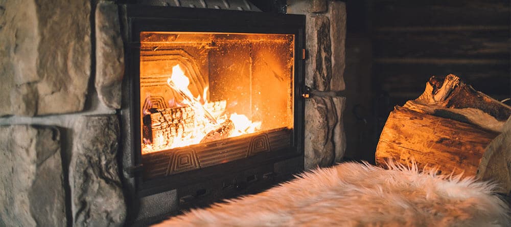 Wer keinen Kamin hat, sollte das gold-gelbe Licht von Feuer durch Kerzen oder Lampen ersetzen