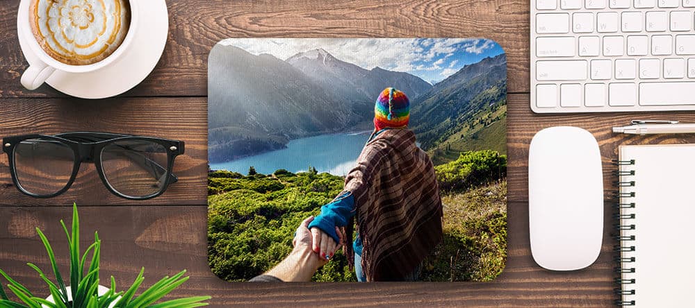 Die feine Mikrofaser-Oberfläche ist so viel schöner als Plastik und mit deinem Foto ein persönliches Geschenk