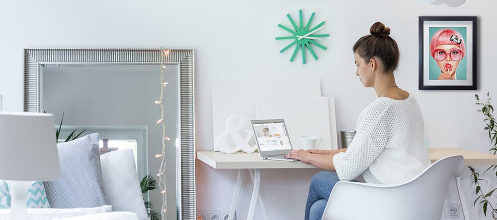 Kombiniere Uhren, Spiegel und Bilder und mach deine Wände interessanter