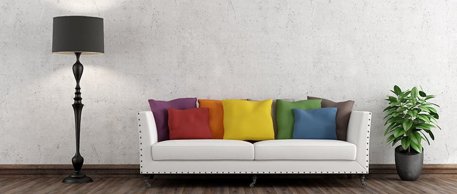 Mit bunten Kissen dekoriertes Zimmer