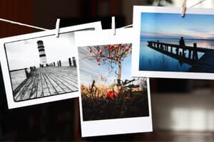 An einer Wäscheleine hängende Fotos