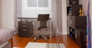 Dunkle Möbel im Raum