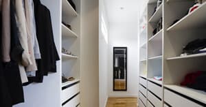 Kleiner Spiegel auf dem Schrank