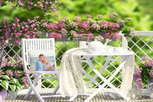 Fotokissen auf dem Stuhl auf dem Balkon