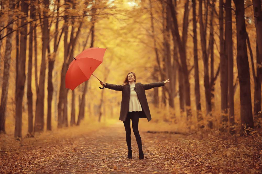 herbstfotografie frau mit regenschirm