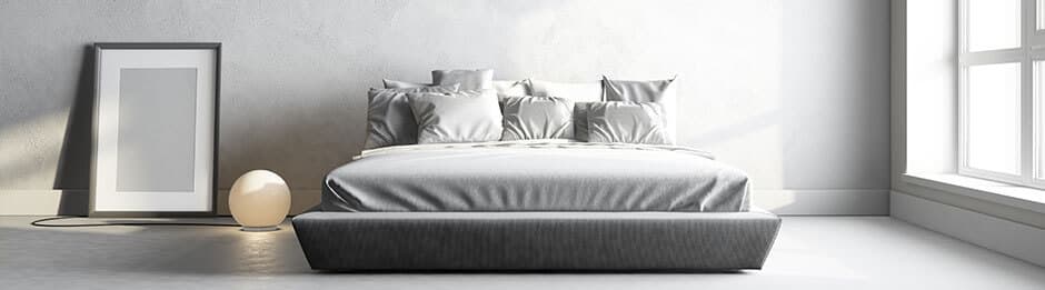 Bild auf dem Boden neben dem Bett