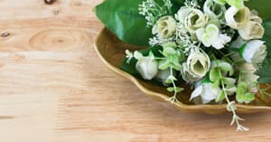 Plastikblumen auf dem Tisch