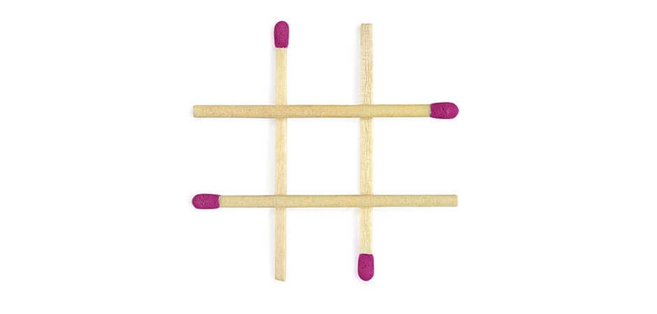 Streichhölzer zeigen neun gleich große Felder an der Wand