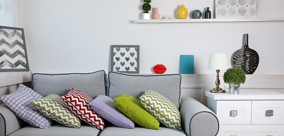 Bild, Kissen und Vase mit Zickzack-Muster