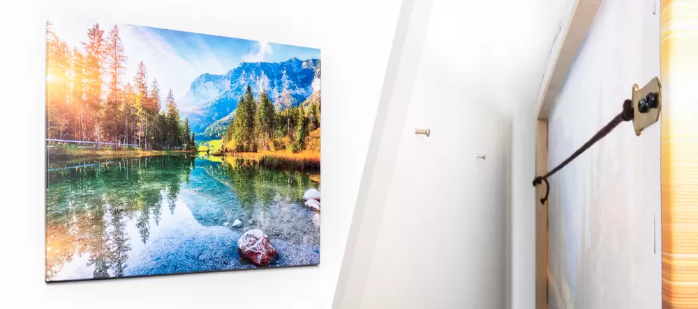 Eine Leinwand von vorne sowie eine mit fertig angebrachter Schnur und zwei Nägeln in der Wand kurz vor der Aufhängung