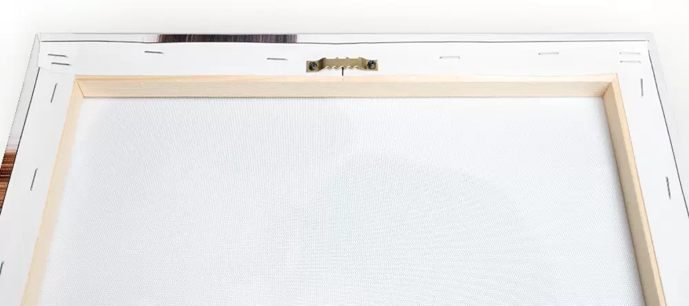 Die Zackenaufhängung aus dem MEINFOTO Aufhängeset mittig im oberen Rahmen und mit den Zacken nach unten