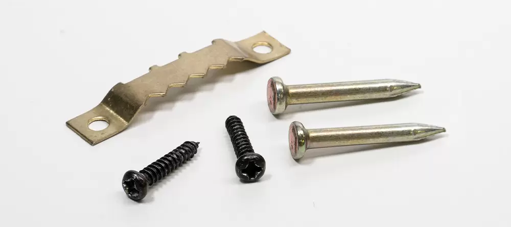 Das MEINFOTO Leinwand-Aufhängeset mit 1 Zackenaufhänger, 2 schwarzen Schrauben und 2 Nägeln 