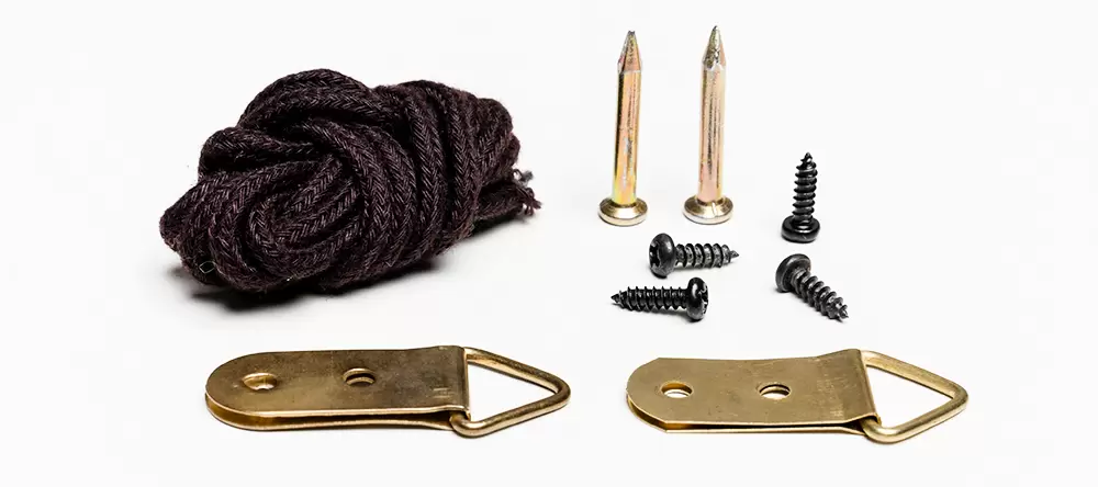 Das MEINFOTO Leinwand-Aufhängeset mit 1 Schnur, 2 Bildaufhängern, 4 schwarzen Schrauben und 2 Nägeln