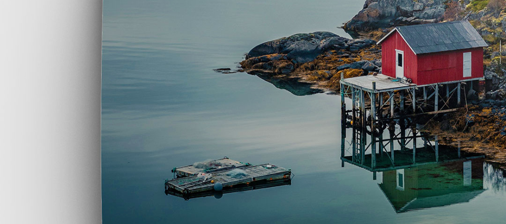 Poster aufhängen - Frau vor Wand
