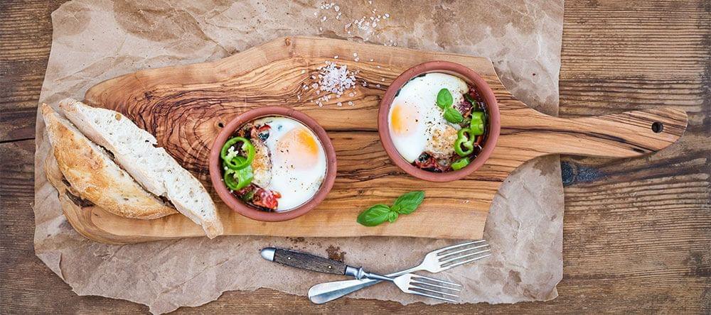 Bowls, cups, pots: terracotta is particularly in trend on the dining table