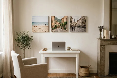Trois photos sur toile 20x20 cm alignées au-dessus d'un bureau, photos de voyage