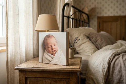 Photo sur toile 20x20 cm posée sur une table de chevet