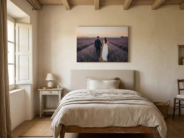Photo sur toile 60x40 cm au-dessus d'un lit, photo de mariage dans un champ de lavande