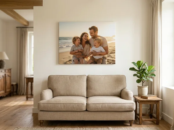 Photo sur toile 80x60 cm au-dessus d'un canapé deux places, photo de famille à la plage